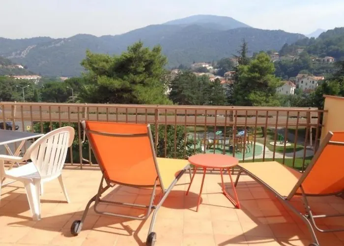 F1 Avec Terrasse Et Garage, Proche Cures Et Centre-ville D'amelie-les-bains. - Fr-1-703-73 *